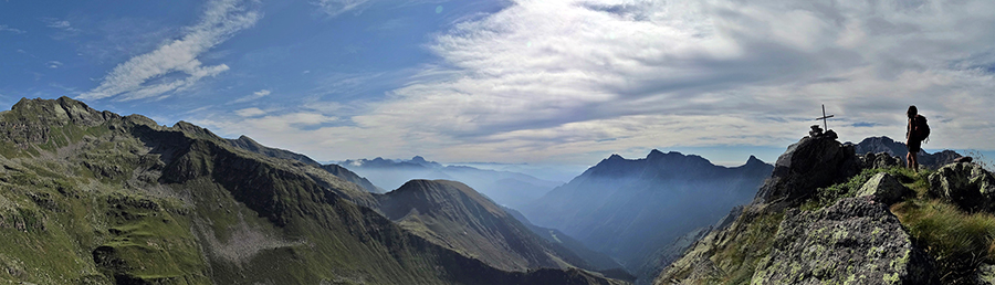 Dalla Cima delle galline (2131 m) vista panoramica sulla Valle della Corte